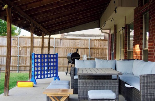 Denton House | Massive 6BR Home | Near Denton, UNT & Lake Fun!