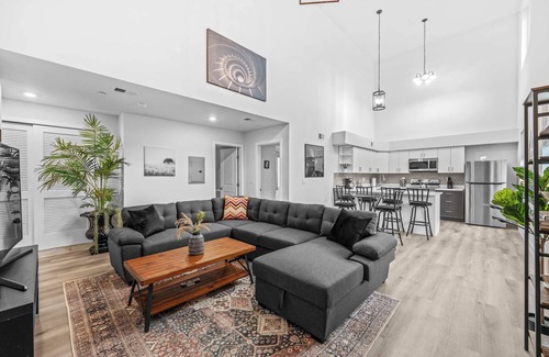 Center City Apartment | Massive 8 Bedroom Complex, 2 Garage Parking