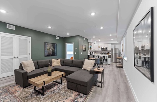 Center City Apartment | Massive 8 Bedroom Complex, 2 Garage Parking
