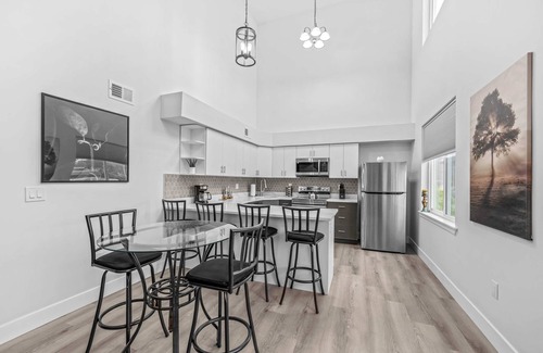 Center City Apartment | Massive 8 Bedroom Complex, 2 Garage Parking