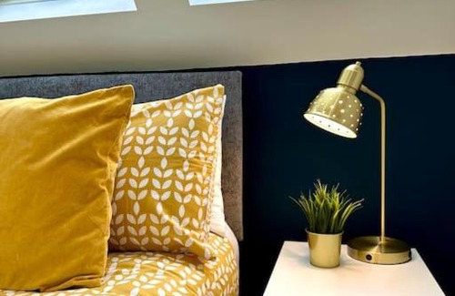 Winton House | Massive New 8 bedroom House Sleeps up to 21 - Accepts Groups - Great Location - FREE Parking - Fast WiFi - Smart TVs - sleeps up to 21 people - Close to Bournemouth & Poole Town Centre & Sandbanks