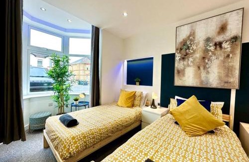 Winton House | Massive New 8 bedroom House Sleeps up to 21 - Accepts Groups - Great Location - FREE Parking - Fast WiFi - Smart TVs - sleeps up to 21 people - Close to Bournemouth & Poole Town Centre & Sandbanks