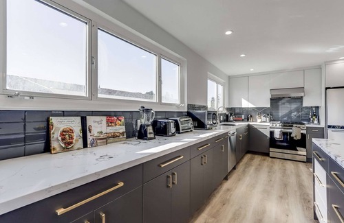 Pacifica House | Massive Themed 5BR w/Game Room/Hot Tub/Pool Table
