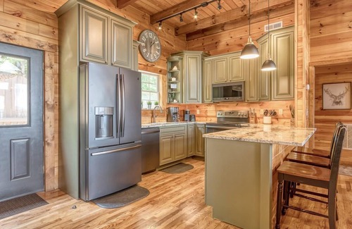 Gatlinburg - Pigeon Forge Cabin | Massive Views+Indoor Pool+Movie Theater+Fire Pit