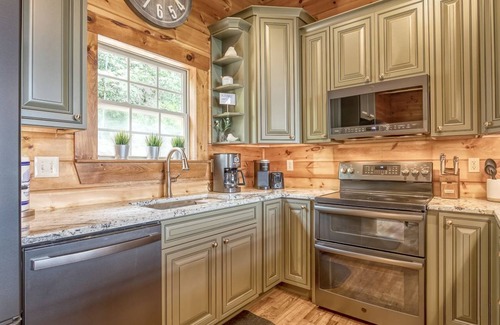 Gatlinburg - Pigeon Forge Cabin | Massive Views+Indoor Pool+Movie Theater+Fire Pit