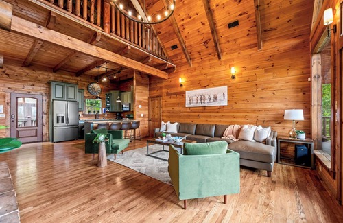 Gatlinburg - Pigeon Forge Cabin | Massive Views+Indoor Pool+Movie Theater+Fire Pit