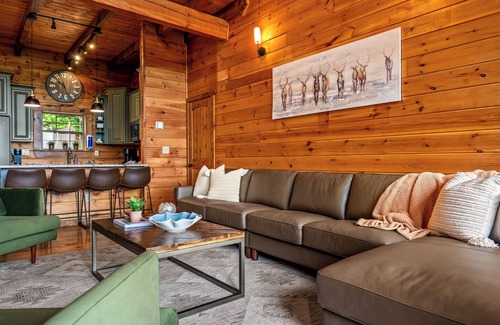 Gatlinburg - Pigeon Forge Cabin | Massive Views+Indoor Pool+Movie Theater+Fire Pit