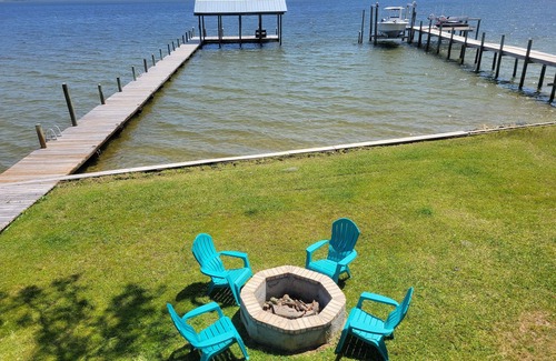 Mary Esther House | Massive Waterfront Wonder with 5 Bedroom & Boat dock/Pet-Friendly.