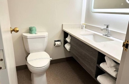 Cedar Rapids - Iowa City House | Master suite w/ Jacuzzi