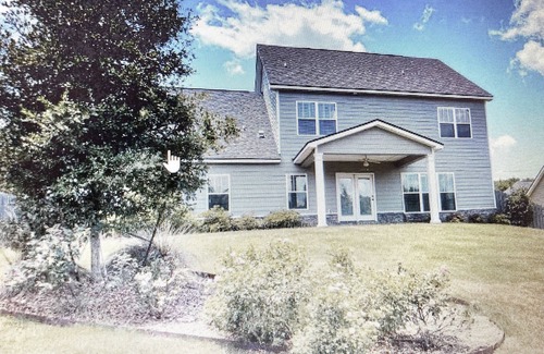 Evans House | Masters Rental - Beautiful, spacious home in a quiet neighborhood