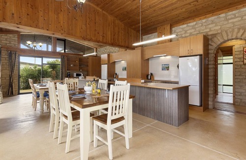 Matapouri Cottage | MATAPOURI EARTH CASTLE - MATAPOURI HOLIDAY HOME in Matapouri