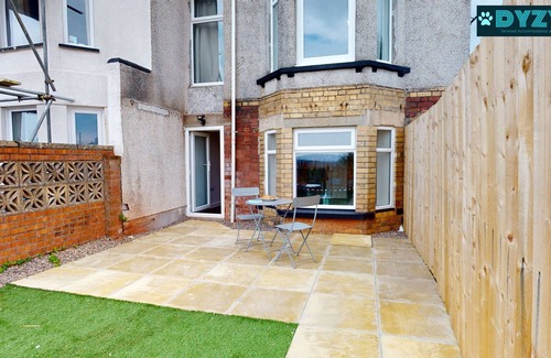 Newport Apartment | Mathieson House 1 - Garden - Parking - By DYZYN