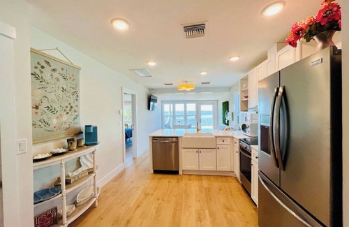 Matlacha Apartment | Matlacha Cottage 2/2 remodeled& sunsets!n
