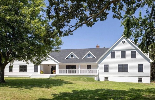Town of Southold Town House | Mattituck Luxury Estate + Pool + 5 Bedrooms