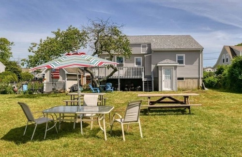Matunuck House | Matunuck getaway - walking distance to South Kingstown Beach!