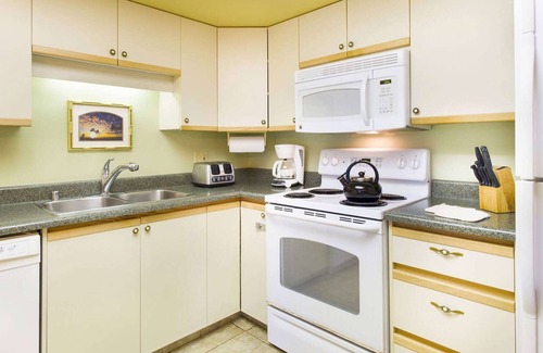 Kihei Condo | Maui Banyan - One Bedroom Partial Ocean View - Full Kitchen/Free Parking