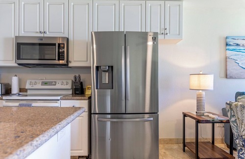 Kihei Apartment | Maui Sunset Getaway with Pool and Ocean View