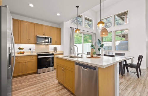 Makaha Valley House | Mauna View by AvantStay | 10min to Beach, Backyard