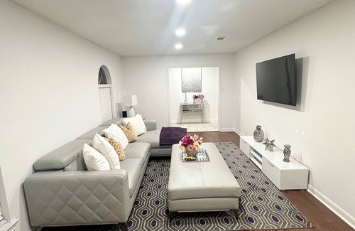 Shenandoah House | Mauve Opulence w/King bed