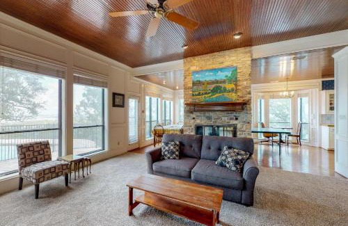 Canyon Lake House | Maverick Mountaintop Retreat