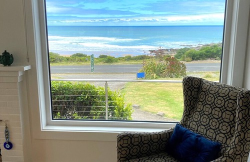 Skenes Creek House | MAVI BEACH HOUSE - Stylish home opposite beach