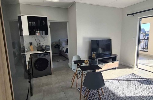 Greater Johannesburg Metropolitan Area Apartment | Mawuya Tigashire #89 Executive Apartments @Munyak