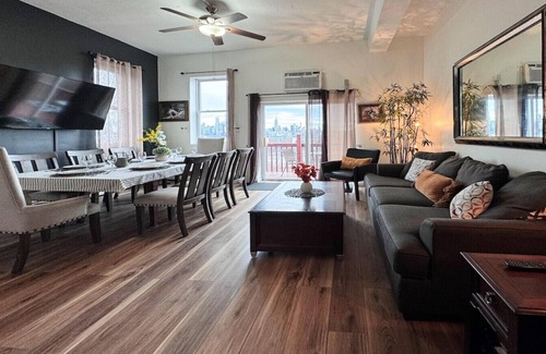 Union City House | Max NY View - Combination of 5 Beautiful Apartments, Sleeps 60+ 15 Mins to NYC