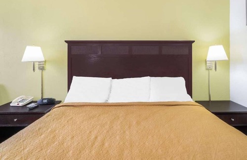 Lookout Valley Neighborhood Association Hotel | Maximum Comfort! Comes w/Free Parking, Pool, Short Drive to Coker Tire Museum!