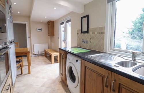 Llanfyllin Cottage | MAY COTTAGE, family friendly, character holiday cottage in Llanfyllin