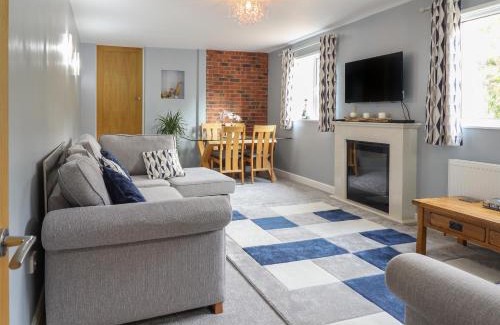 Llanfyllin House | May Cottage
