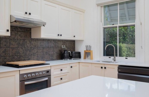 Mayfield House | Mayfield Grove Vintage Escape with Modern Comfort