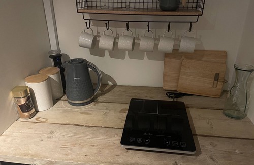 Wraysbury House | Maygrove Retreat - Sleeps 2 - Jacuzzi - Parking