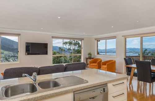 West Moonah House | Mayhill Views space and style