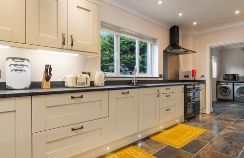Kilgetty House | Maynor - Large Luxury House, Log Burner, Central Location