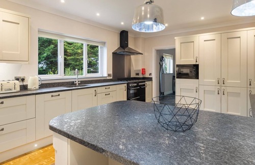 Kilgetty House | Maynor - Large Luxury House, Log Burner, Central Location