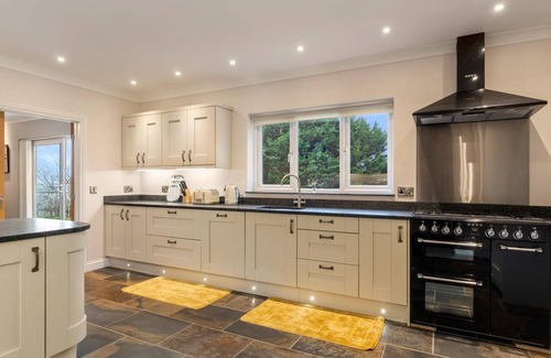 Kilgetty House | Maynor - Large Luxury House, Log Burner, Central Location