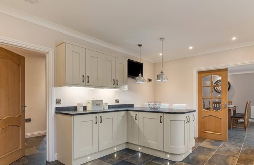 Kilgetty House | Maynor - Large Luxury House, Log Burner, Central Location