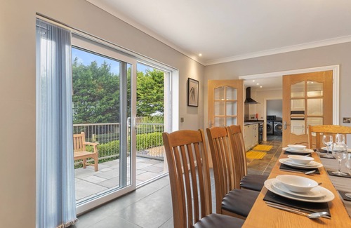 Kilgetty House | Maynor - Large Luxury House, Log Burner, Central Location