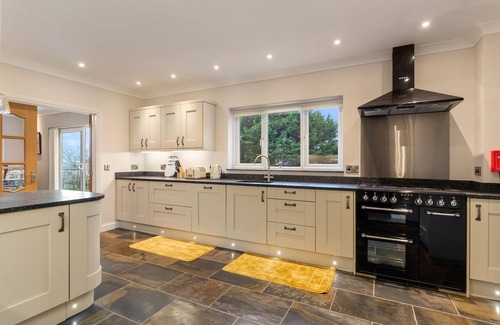Kilgetty House | Maynor - Large Luxury House, Log Burner, Central Location