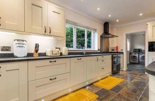 Kilgetty House | Maynor - Large Luxury House, Log Burner, Central Location