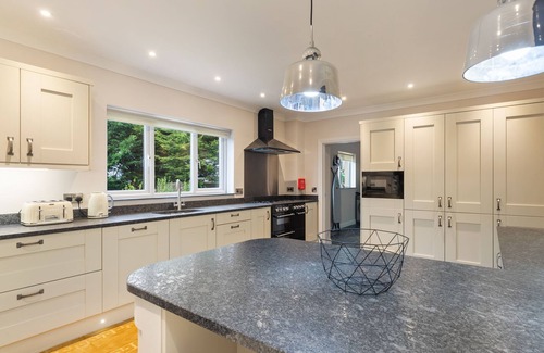 Kilgetty House | Maynor - Large Luxury House, Log Burner, Central Location