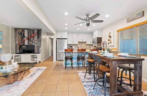 Central Mission Beach House | MB! 6BR Beachhouse- 4 parking spaces Sleeps 20+