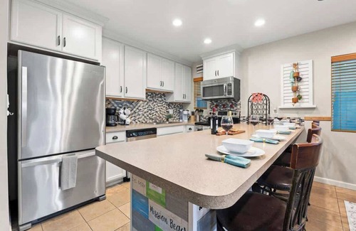 Central Mission Beach House | MB! 6BR Beachhouse- 4 parking spaces Sleeps 20+