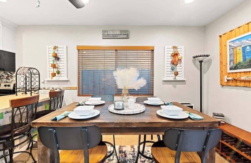 Central Mission Beach House | MB! 6BR Beachhouse- 4 parking spaces Sleeps 20+
