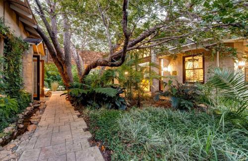 Victoria Falls Hotel | Mbano Manor Hotel Victoria Falls