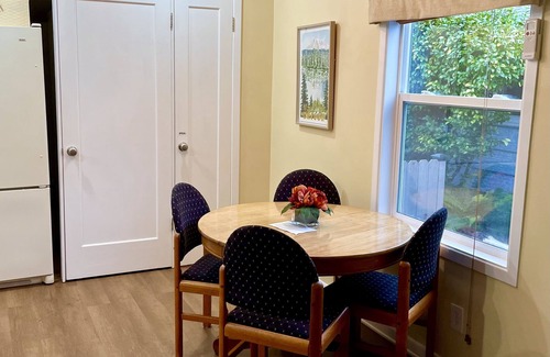 Woodstock House | MB’s Guest House - cozy 2 bedroom in SE Portland, minutes from downtown Portland