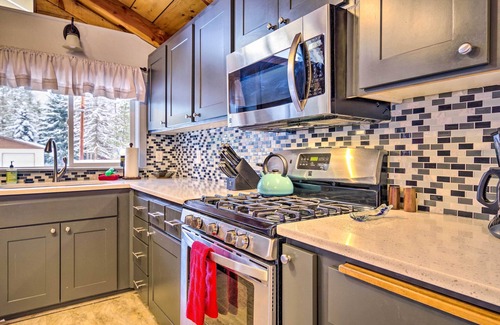 McCall Cabin | McCall Retreat w/Hot Tub - 1/2 Mi to Downtown!