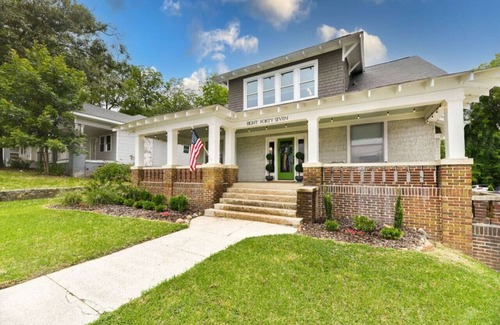 Burlington Apartment | McCauley House D | Private, Quaint *Chefs Kiss*