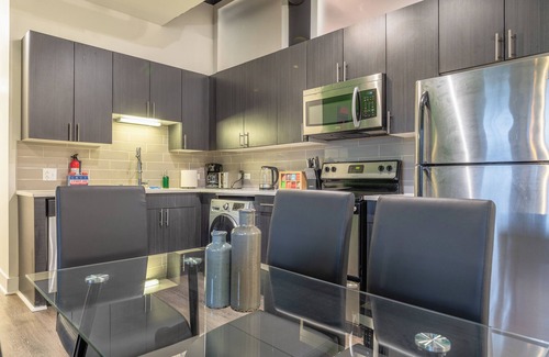 Near South Side Apartment | McCormick 3B/2Ba Family Oasis up to 8 guests with Parking-Optional/Gym/Patio