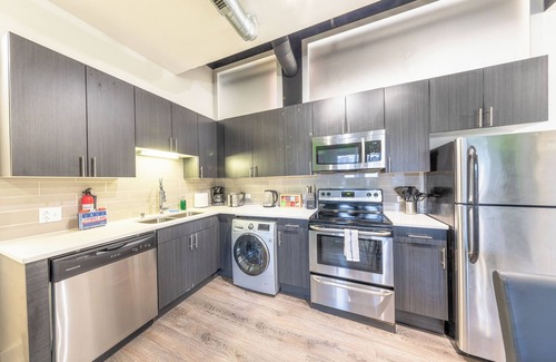 Near South Side Apartment | McCormick 3B/2Ba Family Oasis up to 8 guests with Parking-Optional/Gym/Patio